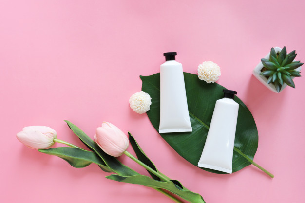 flat-lay-beauty-skincare-products-mock-up-with-plant-flower_1356-677
